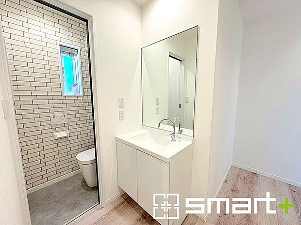 〜2階にも洗面スペース〜 ・洗面スペースが2階にもあるのは嬉しいですね。 ・ご家族で朝の支度など同じ時間帯でもそれぞれゆったりとできますね。