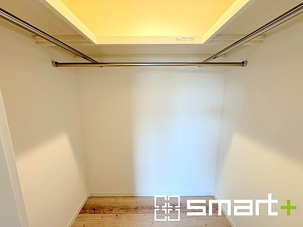 〜あると嬉しいウォークインクローゼット〜 ・大容量のウォークインクローゼット付。衣類をハンガーに掛けたまま収納できるのがうれしいですね。 ・季節ものや小物類なども整理整頓しやすく生活空間が広がります。