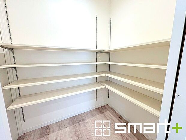 〜あると嬉しい収納スペース〜 ・キッチン横にはママに嬉しいパントリー付。便利な可動棚付きで食材や台所用品のストックもたくさん出来ます。 