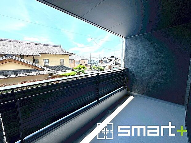 〜屋根付きのバルコニー〜 ・バルコニーは屋根付きなので急な雨でも安心です。 ・奥行きもあるので洗濯物が干しやすいのも嬉しいポイントですね。