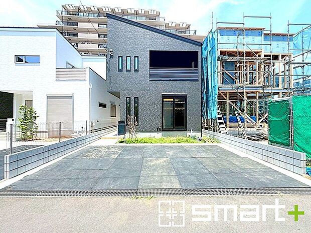 〜ゆとりあるカースペース2台分〜 ・セカンドカーや来客時にも困らないカースペース2台分。物置や駐輪スペースなどにも利用できますね。 ・カーポートなどのオプションもお気軽にご相談くださいませ。