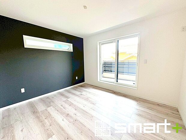 〜バルコニーに面した洋室〜 ・バルコニー側の大きな窓から穏やかな陽が差し込む明るい洋室。 ・アクセントクロスでシンプルなお部屋もメリハリのある空間になりますね。