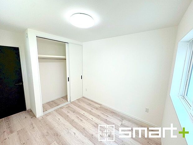 〜2面採光の明るいお部屋〜 ・洋室は2面採光とする事で穏やかな陽の入る明るい空間となっております。 ・くつろぎのプライベート時間を明るい空間で穏やかにお過ごしいただけます。