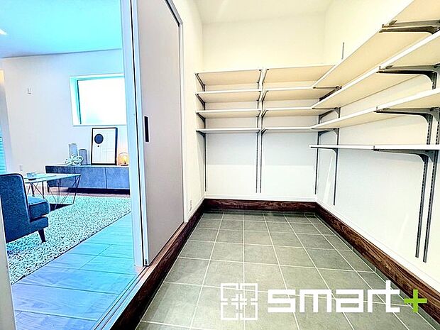 〜大容量のシューズインクローク〜 ・ベビーカーやゴルフバッグ、お子様のスポーツ用品などたくさん収納できます。 ・便利な稼働式の棚で高さや大きさのあるものもスッキリしまえて快適。