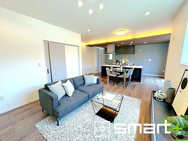 〜余裕の空間が広がるＬＤＫ〜 ・21.3帖あるＬＤＫはご家族団らんのお時間を余裕の広さで演出してくれます。 ・ご内覧の際は家具の配置などもイメージしながらご覧くださいませ。