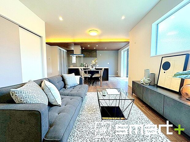 〜折下げ天井でオシャレな空間〜 ・キッチン部分に折下げ天井を施すことでリビングが広く見える効果もあり、開放的な空間が広がります。 