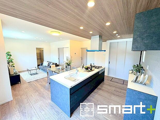 〜窓からはたっぷりの陽光〜 ・穏やかな陽だまりに包まれる居心地の良いＬＤＫは南側に大開口の窓があるので明るく開放的な空間になります。 