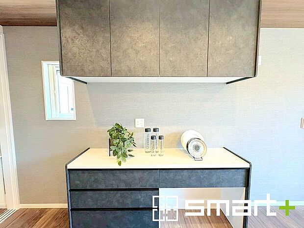 〜収納も豊富なキッチン〜 ・キッチンスペースにはカップボードを標準装備。吊戸棚と併せて収納が豊富になっておりますので、散らかりやすいキッチン周りがスッキリと片付きます。