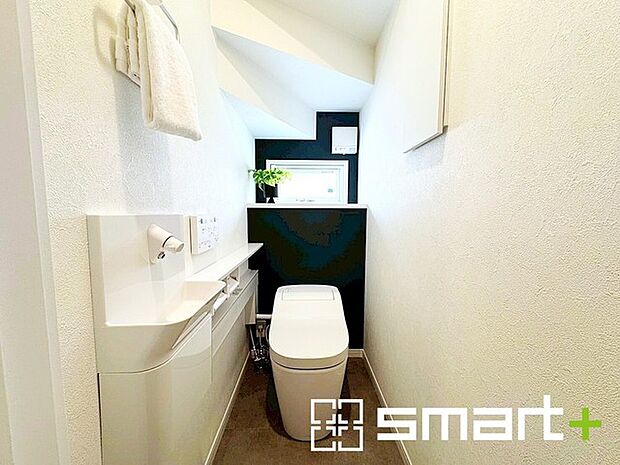 〜人気のタンクレストイレ〜 ・デザイン性に優れ、スッキリと見えるタンクレストイレを採用。 ・節水効果が高く、エコな上に水道代も削減可能。シンプルな形なのでお掃除も楽々です。 