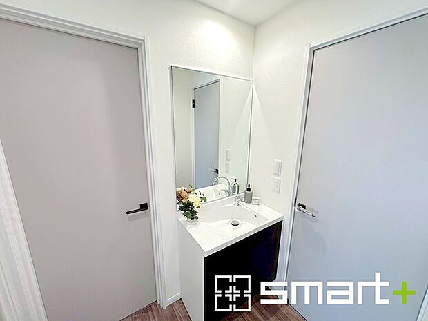 〜2階にも洗面スペース〜 ・洗面スペースが2階にもあるのは嬉しいですね。 ・ご家族で朝の支度など同じ時間帯でもそれぞれゆったりとできますね。