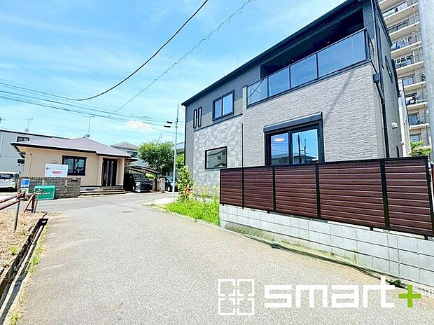 〜閑静な住宅街の立地〜 ・周辺は閑静な住宅街となっておりますので、静かな暮らしをご実現いただけます。 ・前面道路の交通量も多くないので、小さなお子様がいるご家庭でもご安心ですね。 