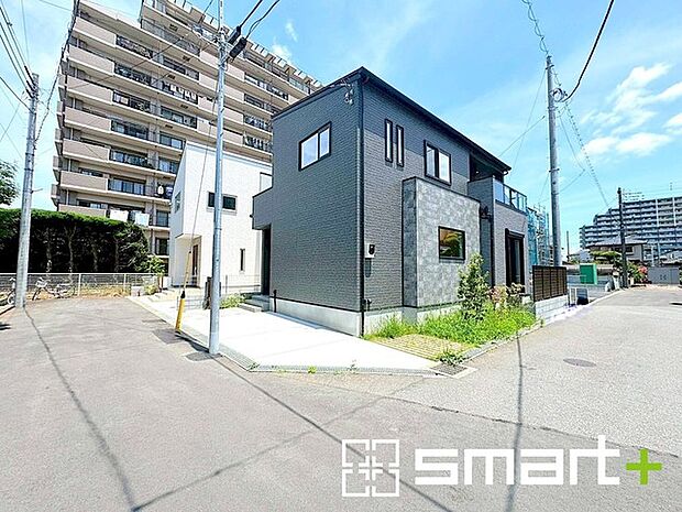 〜開放感ある角地のお住まい〜 ・2方向が空く事で開放感のある角地に位置しております。 ・窮屈な感じが無く、ゆったりと暮らせるこの魅力をぜひ現地でご体感くださいませ。 