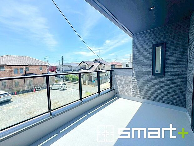 〜屋根付きのバルコニー〜 ・バルコニーは屋根付きなので急な雨でも安心です。 ・奥行きもあるので洗濯物が干しやすいのも嬉しいポイントですね。 