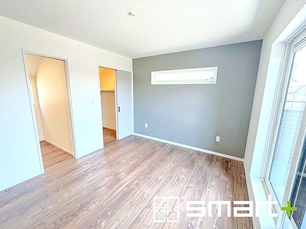 〜バルコニーに面した洋室〜 ・バルコニー側の大きな窓から穏やかな陽が差し込む明るい洋室。 ・アクセントクロスでシンプルなお部屋もメリハリのある空間になりますね。