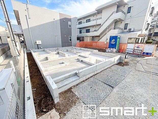 〜ベタ基礎でしっかりとした土台〜 ・コンクリートの中に鉄筋を配し強度を高めた「ベタ基礎」を採用。 ・しっかりとした土台を造ったうえで、その上に建物が築造されていきます。