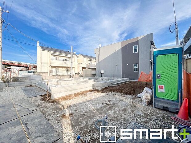 〜閑静な住宅街の立地〜 ・周辺は閑静な住宅街となっておりますので、静かな暮らしをご実現いただけます。 ・前面道路の交通量も多くないので、小さなお子様がいるご家庭でもご安心ですね。