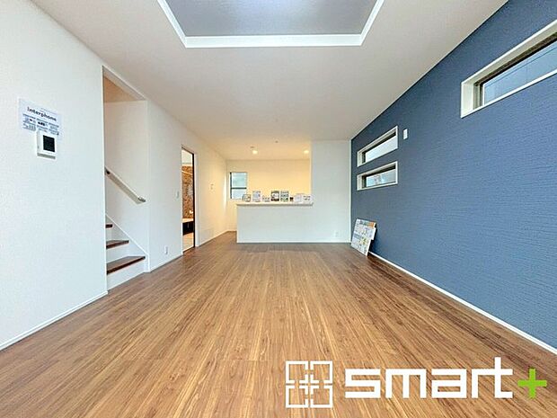 〜穏やかな陽の入るＬＤＫ〜 ・大きな窓のあるＬＤＫは陽当りも良好で明るい空間となっております。 ・ご家族団らんなど過ごす時間の多いＬＤＫが明るいのは嬉しいポイントですね。 