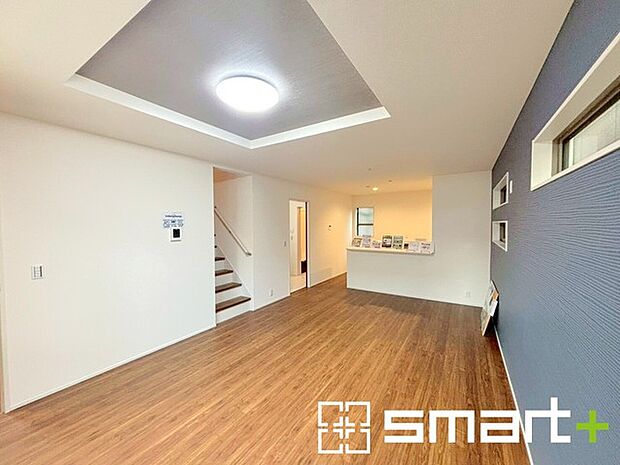 〜折り上げ天井のあるＬＤＫ〜 ・一部天井を高くする折り上げ天井を配する事で縦への空間が生まれ、開放感のある広々とした仕様に。 ・ぜひ現地でその魅力をご体感くださいませ。 