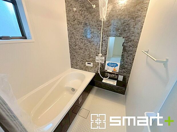 〜浴室乾燥機付きの浴室〜 ・浴室には乾燥機が付いているので雨の日でも洗濯物を干すことが可能です。 ・水はけの良い床材など機能面も充実。マイクロバブルなどオプションもご相談くださいませ。 