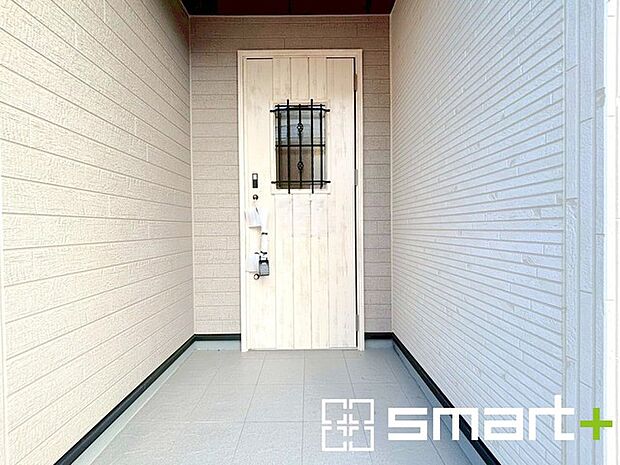 〜お住まいの顔「玄関」〜 ・玄関ドアの上にはもちろん軒がございますので、雨の日でも濡れずに鍵の開閉が可能です。 ・鍵は防犯性に優れたディンプルキーを採用。