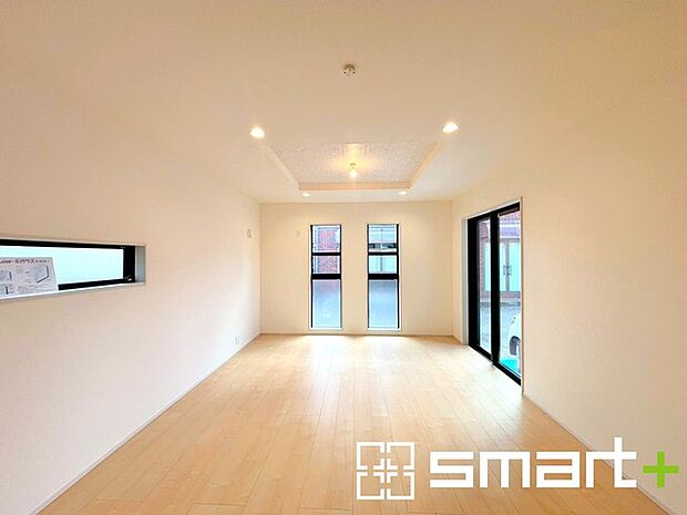 〜穏やかな陽の入るLDK〜 ・大きな窓のあるLDKは陽当りも良好で明るい空間となっております。 ・ご家族団らんなど過ごす時間の多いLDKが明るいのは嬉しいポイントですね。