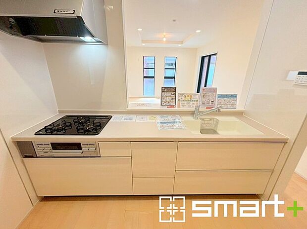 〜人気のカウンターキッチン〜 ・キッチンには余計な柱が無いので、リビングが見渡せ開放感のある造りとなっております。 ・蛇口には浄水器が内蔵されるなど機能面でも優れたキッチンです。