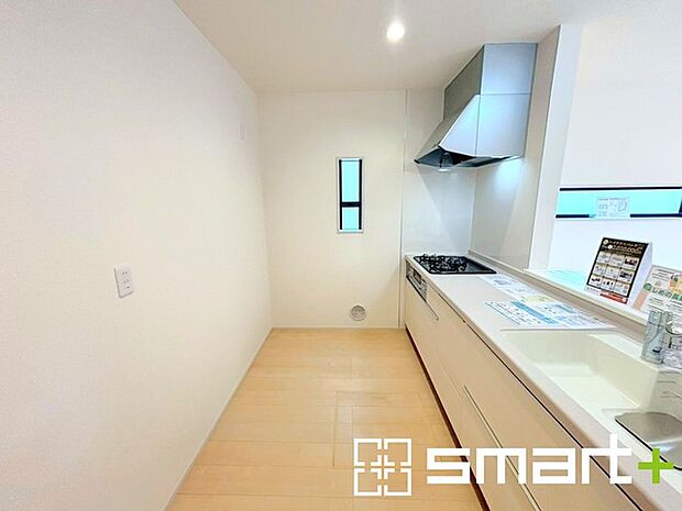 〜使い勝手の良いシステムキッチン〜 ・料理がしやすい設計のキッチンでお料理もはかどりますね。 ・もちろんキッチン下部は収納になっておりますので、フライパンなども収納可能です。