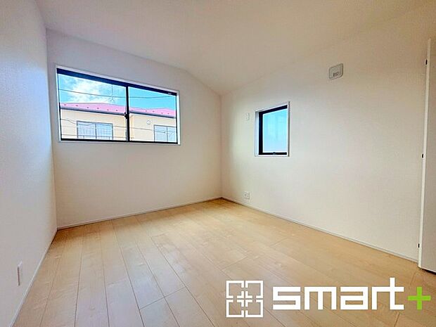 〜自然な風合いの洋室〜 ・ナチュラルな色彩で纏められた洋室は家具のコーディネートもしやすくなっております。 ・どんな家具にするか考えるだけでも楽しくなってきますね。