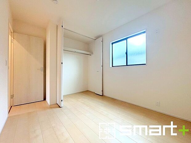 〜収納豊富な洋室〜 ・各居室に備え付けの収納をご用意。タンスなどを置く場合と比べ出っ張らないので部屋の中を有効のご活用いただけます。 ・収納の広さなどぜひ現地でご確認くださいませ。