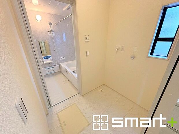 〜窓付きのパウダールーム〜 ・洗面台と別空間になっており、この仕様はなかなか出会えない物件です。 ・家事と身支度をゆったり分けて使えます。