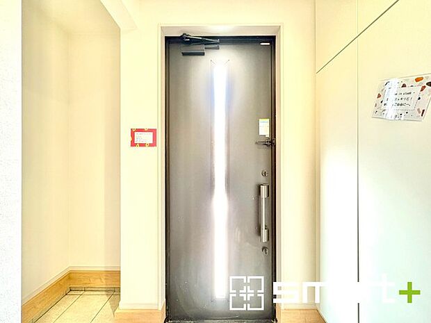 ~土間収納のある玄関~ ・玄関横に土間収納をご用意。 ・追加の靴置きとしてはもちろん、スキー・ゴルフなど趣味の用具の置場としてもご利用いただけます。