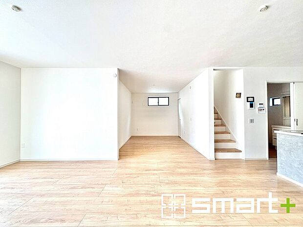 ~余裕の空間が広がるLDK~ ・24帖あるLDKはご家族団らんのお時間を余裕の広さで演出してくれます。 ・ご内覧の際は家具の配置などもイメージしながらご覧くださいませ。