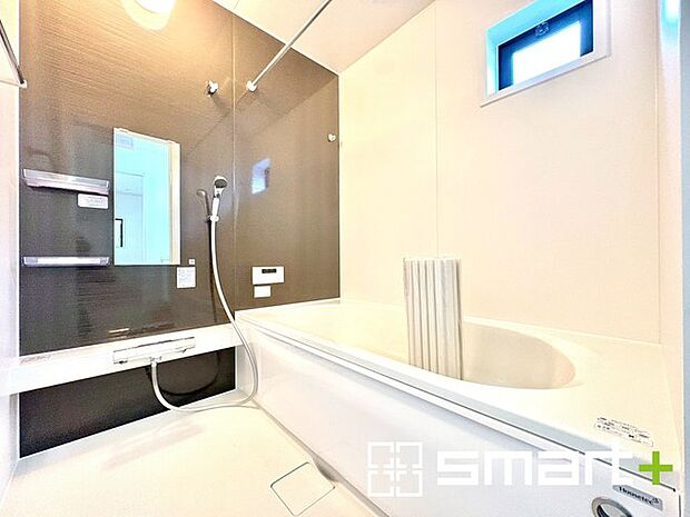 ~暖房乾燥機付きの浴室~ ・ヒートショック対策にもなる浴室暖房を標準装備。冬場でも暖かくしてからご入浴が可能です。 ・もちろん乾燥機も付いておりますので、雨の日でも洗濯物を干せますよ。