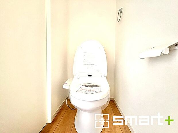 ~やはり便利なタンク式トイレ~ ・最近はタンクレストイレもございますが、タンク式の場合は停電時もお水を流すことが可能。 ・故障時なども比較的費用が安くなるなど、メリットが多くなります。