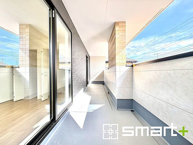 ~屋根付きのバルコニー~ ・バルコニーは屋根付きなので急な雨でも安心です。 ・奥行きもあるので洗濯物が干しやすいのも嬉しいポイントですね。