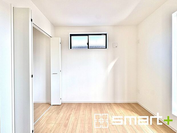 ~2面採光の明るいお部屋~ ・洋室は2面採光とする事で穏やかな陽の入る明るい空間となっております。 ・くつろぎのプライベート時間を明るい空間で穏やかにお過ごしいただけます。