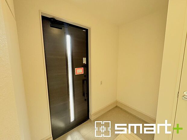 〜余裕の広さの玄関〜 ・玄関スペースを大きく取る事でご帰宅された際の開放感が違います。 ・お客様を出迎える顔にもなる玄関、この広さは魅力的ですね。ぜひ現地でご体感くださいませ。 