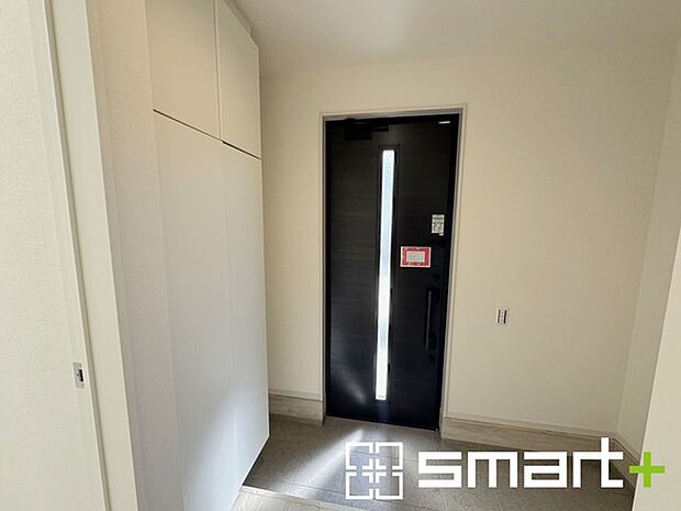 〜十分な容量のシューズボックス〜 ・備え付けのシューズボックスは充分な容量を確保。 ・より大型のものへのご変更などご希望の方もお気軽にご相談くださいませ。 