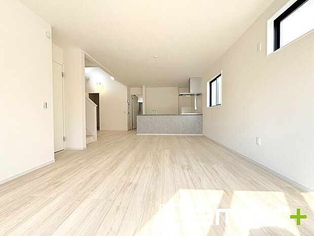 〜穏やかな陽の入るＬＤＫ〜 ・大きな窓のあるＬＤＫは陽当りも良好で明るい空間となっております。 ・ご家族団らんなど過ごす時間の多いＬＤＫが明るいのは嬉しいポイントですね。  