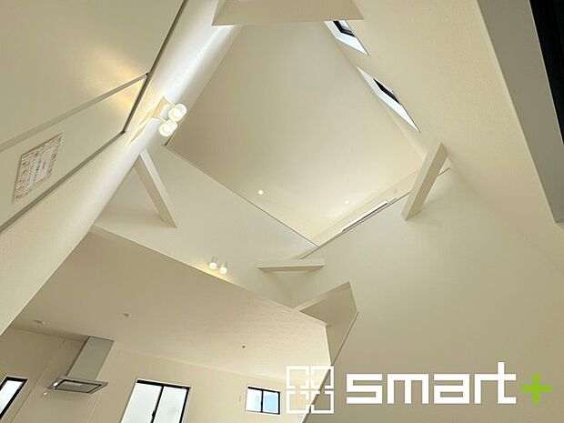 〜吹抜けのあるＬＤＫ〜 ・ＬＤＫに吹抜けを配する事で縦への空間が生まれ、開放感のある広々とした仕様に。 ・ご来客の際なども自慢できるような高級仕様のＬＤＫとなっております。 