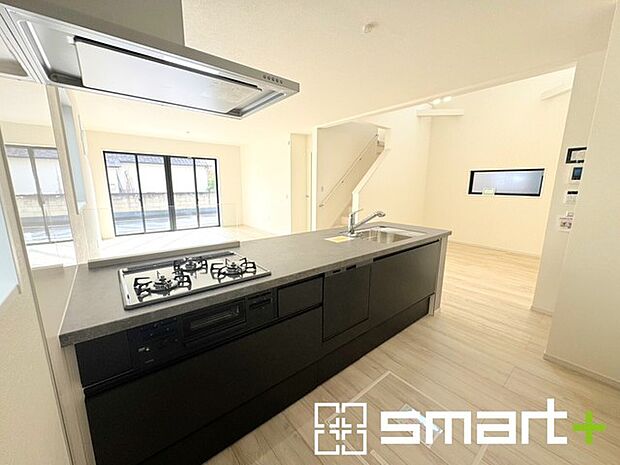 〜使い勝手の良いシステムキッチン〜 ・料理がしやすい設計のキッチンでお料理もはかどりますね。 ・もちろんキッチン下部は収納になっておりますので、フライパンなども収納可能です。 