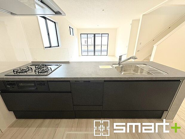 〜人気のカウンターキッチン〜 ・キッチンには余計な柱が無いので、リビングが見渡せ開放感のある造りとなっております。 ・蛇口には浄水器が内蔵されるなど機能面でも優れたキッチンです。 