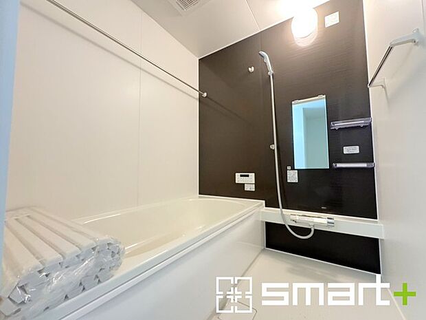 〜暖房乾燥機付きの浴室〜 ・ヒートショック対策にもなる浴室暖房を標準装備。冬場でも暖かくしてからご入浴が可能です。 ・もちろん乾燥機も付いておりますので、雨の日でも洗濯物を干せますよ。 