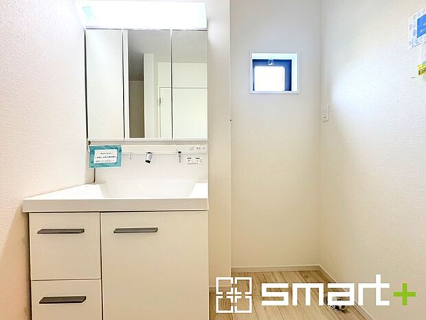 〜人気の三面鏡を採用〜 ・洗面台は三面鏡仕様なので鏡の角度を変える事で頭の後ろの方までご確認可能です。 ・鏡の裏が収納になっておりますので、洗面台周りもスッキリと片付きます。 