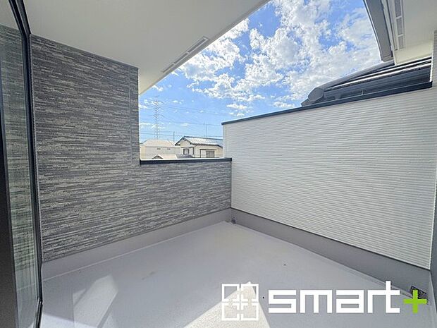 〜ワイドバルコニーを採用〜 ・バルコニーはワイドタイプなので、洗濯物を沢山干す事が可能です。 ・テラス屋根などのオプションもお気軽にご相談くださいませ。 