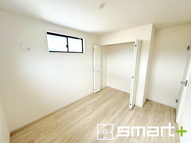 〜自然な風合いの洋室〜 ・ナチュラルな色彩で纏められた洋室は家具のコーディネートもしやすくなっております。 ・どんな家具にするか考えるだけでも楽しくなってきますね。 