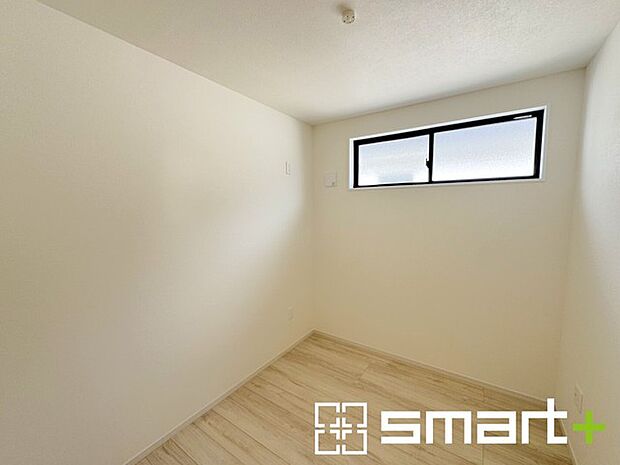 〜オプション施行もお任せください〜 ・フローリングの変色など劣化を軽減し、水をこぼした場合などにも防いでくれるフロアコーテイングが人気となっております。 ・オプション施行もお任せください。 