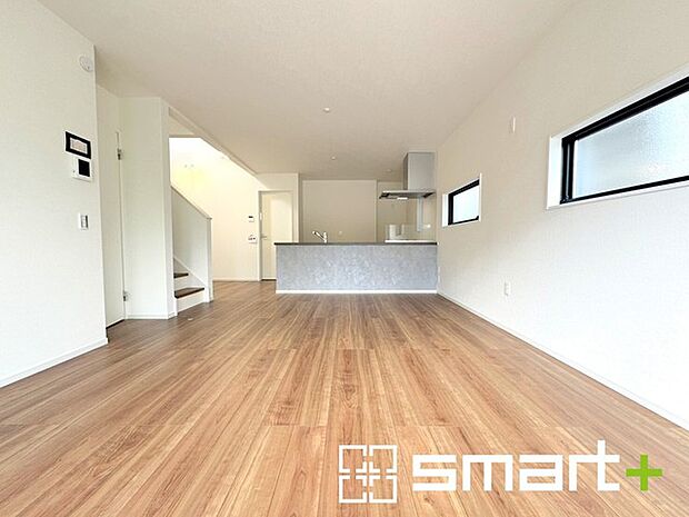 〜穏やかな陽の入るＬＤＫ〜 ・大きな窓のあるＬＤＫは陽当りも良好で明るい空間となっております。 ・ご家族団らんなど過ごす時間の多いＬＤＫが明るいのは嬉しいポイントですね。 