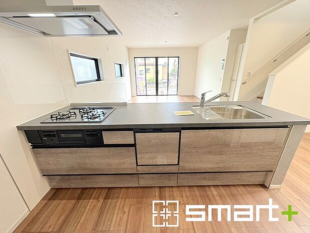 〜人気のカウンターキッチン〜 ・キッチンには余計な柱が無いので、リビングが見渡せ開放感のある造りとなっております。 ・蛇口には浄水器が内蔵されるなど機能面でも優れたキッチンです。