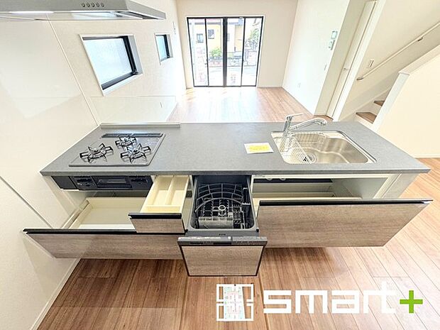 〜食器洗浄機を標準装備〜 ・キッチンにはビルトインタイプの食器洗浄機を標準装備。 ・家事にかける時間を削減でき、「自分時間」を増やすことができる嬉しいアイテムです。